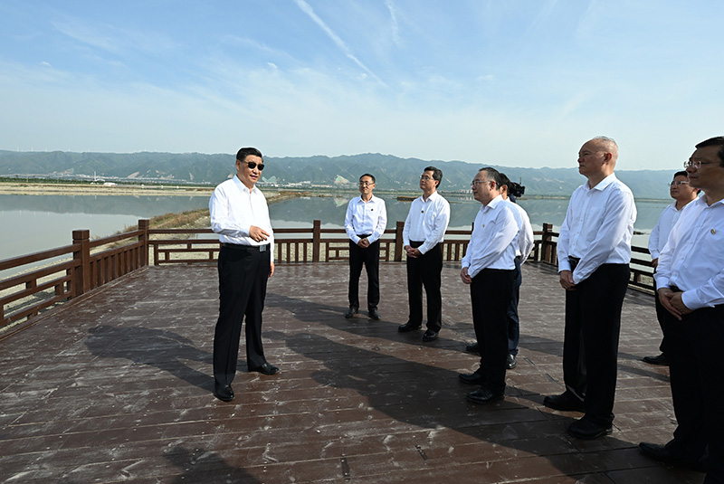 5月16日下午,中共中央总书记、国家主席、中央军委主席习近平在前往陕西西安主持中国-中亚峰会途中,在山西运城盐湖考察。